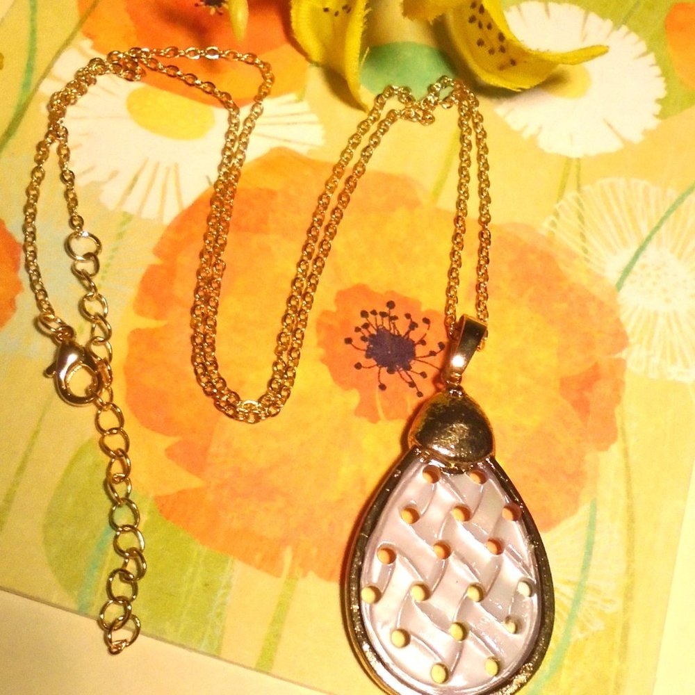 Caved Natural Shell Pendant Large Drop shell Necklace Weave Pattern - Picture 4 of 6